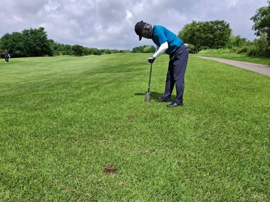 지난 7월 인천서구관내 골프장 토양을 채취하는 모습