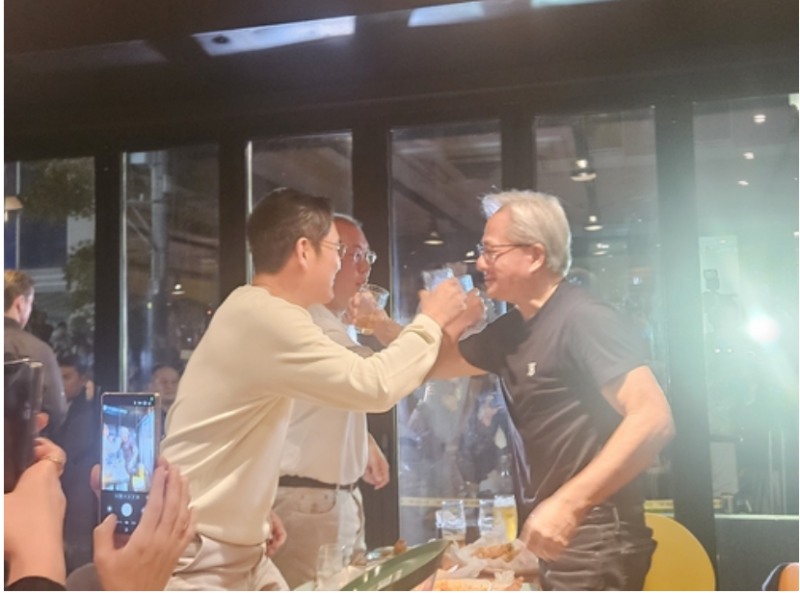 30일 삼성역 인근 호프집에서 젠슨 황 엔비디아CEO가 이재용 삼성전자회장 정의선 현대차그룹 회장과의 '깐부회동'에서 러브샷을 하고 있다. 사진=연합뉴스