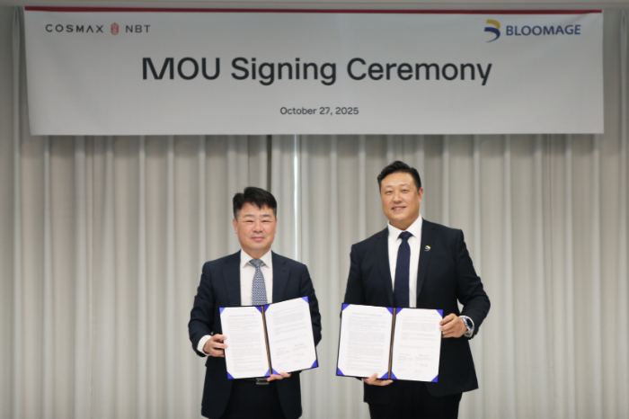 지난 27일 코스맥스 판교사옥에서 열린 MOU체결식에서 김남중 코스맥스엔비티 대표(왼쪽)와 쪼우쏭옌(ZOU SONG YAN, 邹松岩) 블루메이지 부사장이 기념사진을 찍고 있다.