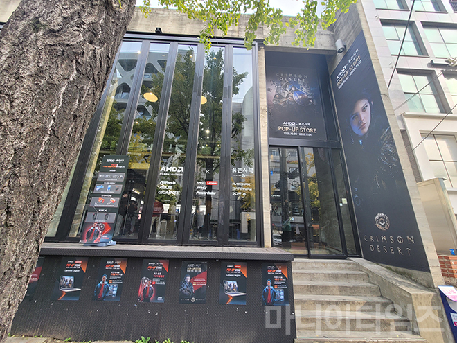 '붉은사막 X AMD 팝업스토어 2025'가 진행중인 DRC 홍대 입구. 촬영 : 이동근 기자