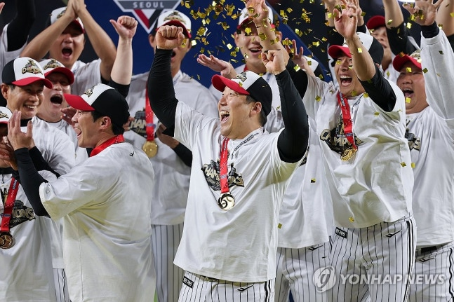 동료들 축하 받는 MVP 김현수 / 사진=연합뉴스