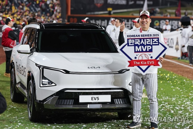 한국시리즈 MVP 차지한 김현수 / 사진=연합뉴스