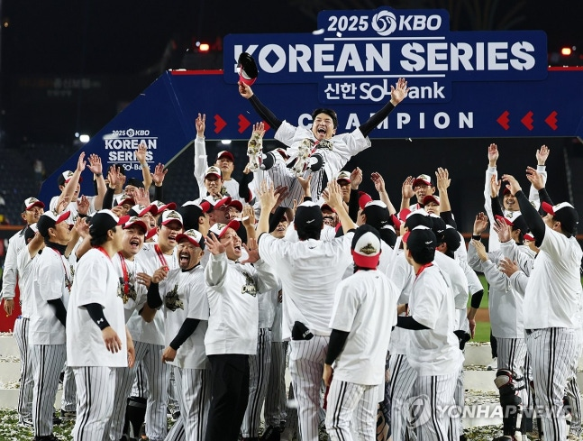 주장 박해민 헹가래 치는 LG 선수들 / 사진=연합뉴스