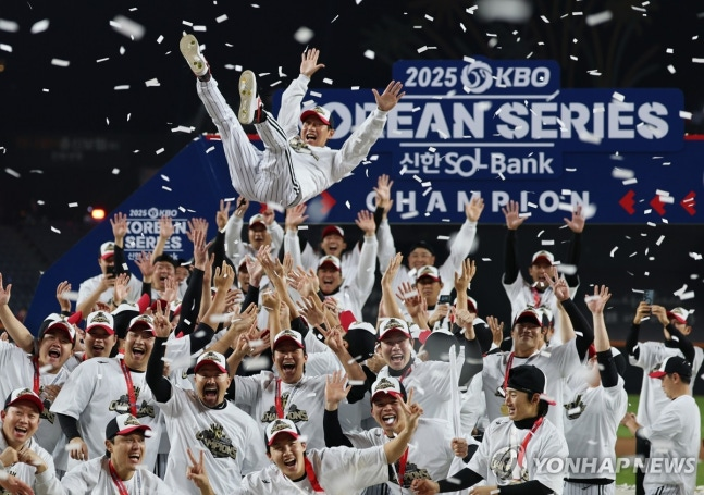 LG 트윈스 선수들이 염경엽 감독을 헹가래 치며 기뻐하고 있다. / 사진=연합뉴스
