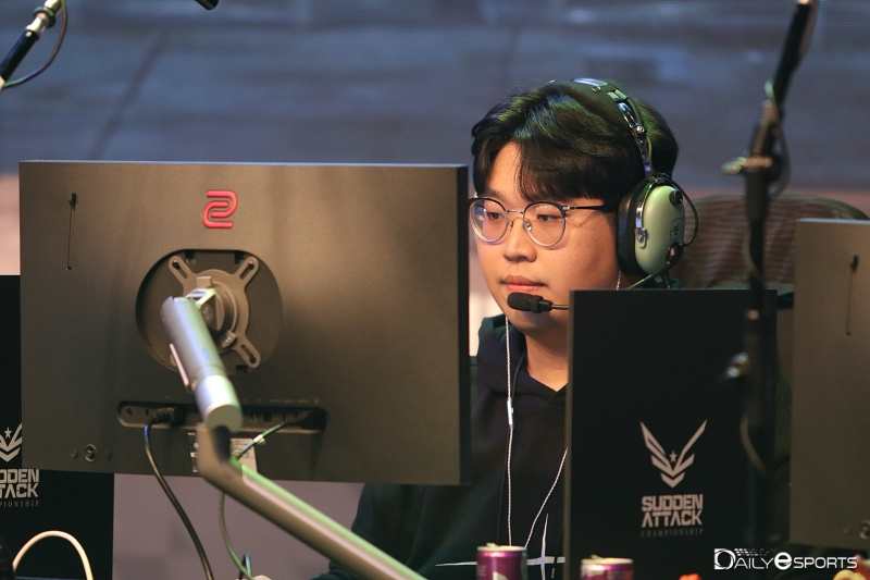 파울을 세트 스코어 2대1로 격파하고 상위 라운드 진출을 확정지은 퍼제.