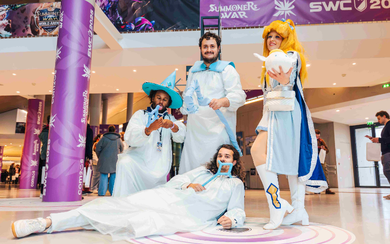'서머너즈 워' 캐릭터 루루와 친구들(사진 왼쪽 3명), 그리고 아이린(오른쪽) 코스튬을 착용하고 현장을 찾은 관객들(사진 제공=컴투스).