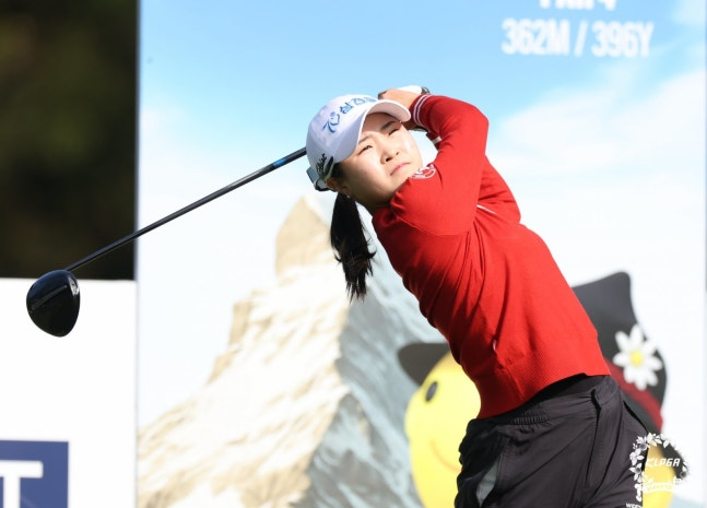 KLPGA 투어 S-OIL 챔피언십 정상에 오른 고지원. /KLPGA