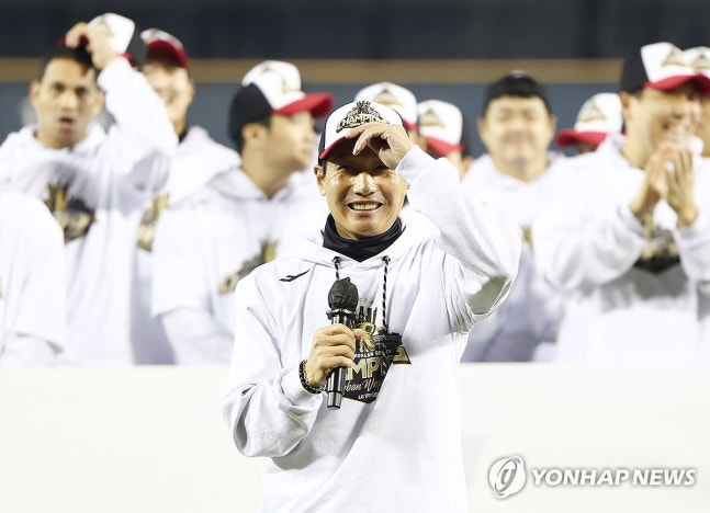 우승 감사 인사하는 염경엽 감독 / 사진=연합뉴스