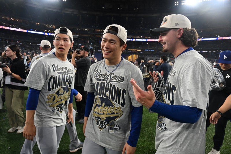 우승을 자축하는 김혜성(왼쪽)과 야마모토.