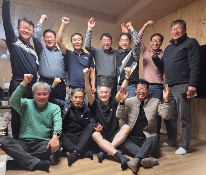 1980년대 한국 마라톤의 주역들이 한 자리에 모여 친목과 우정을 다지는 모습