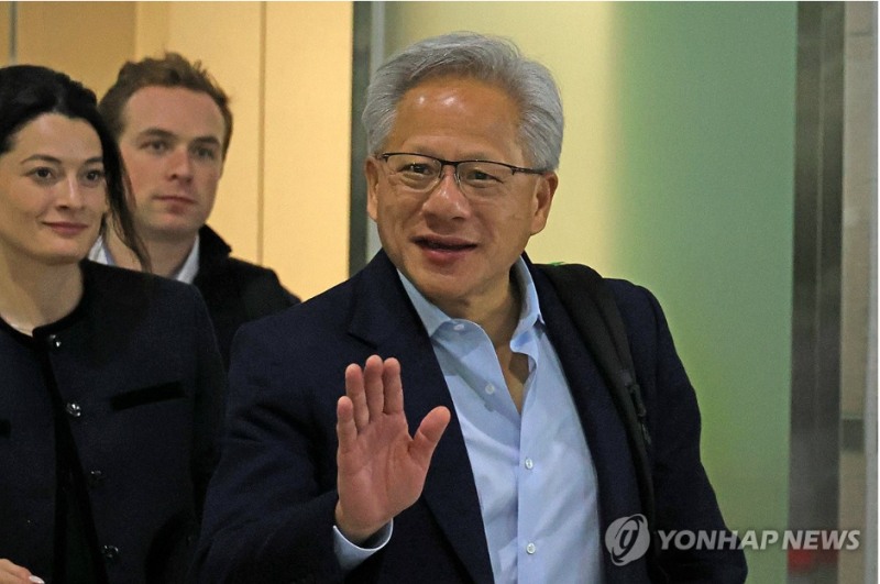 젠슨 황 엔비디아 CEO가 올해 10억달러 넘게 자사주를 매도했다고 블룸버그통신이 보도했다. 사진=연합뉴스