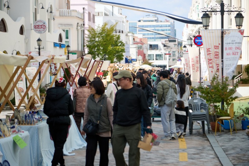 아산시, 유럽 감성 속 국화향기 가득...지중해마을 문화축제 성료