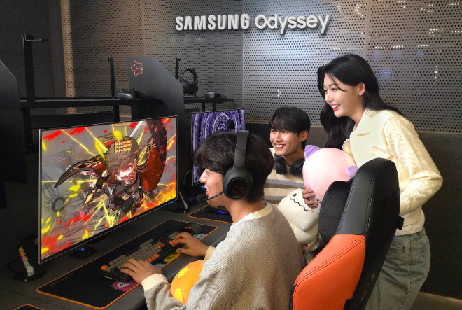 삼성전자 모델이 넥슨 플래그십 게이밍 공간 '메이플 아지트'에서 삼성 오디세이 게이밍 모니터로 게임을 체험하고 있다. ⓒ 삼성전자