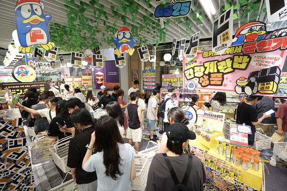 서울 여의도 더현대서울에서 열린 일본 최대 잡화점 돈키호테 팝업스토어를 찾은 시민들이 줄을 서 있다.