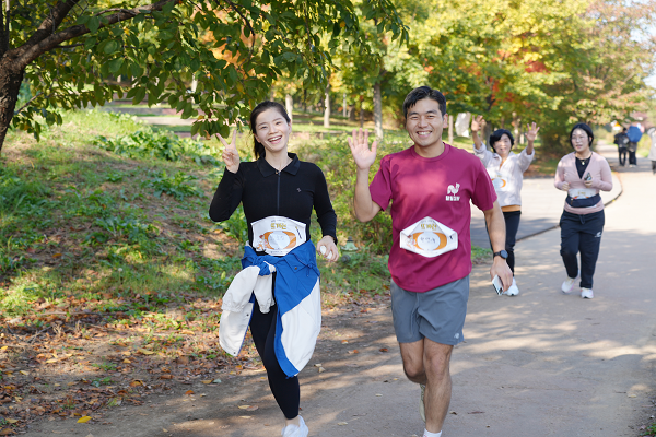 11월 1일, 여의도 한강공원에서 열린 ‘제1회 뜨개런’ 참가자들이 달리는 모습