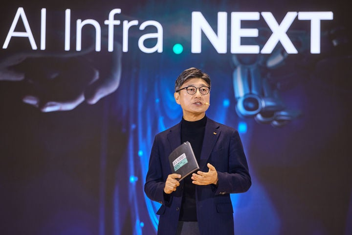 정재헌 SKT CEO가 3일 열린 ‘SK AI Summit 2025’에서 기조 발표를 했다. (사진=SKT 제공)