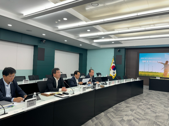 지난 10월 31일 서울 중구 NH농협금융지주 본사에서 진행한 2025년 제2차 '농협금융 ESG추진협의회'에서 조정래 NH농협금융지주 부사장(왼쪽 두 번째)이 ESG추진협의회를 주재하고 있다. ⓒ NH농협금융지주