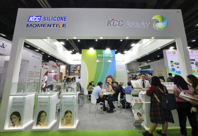 KCC실리콘(대표 송영근)이 '인코스메틱 아시아 2025(in-cosmetics Asia 2025)'에 참가한다. 사진은 '인코스메틱 아시아 2024'에 참여한 KCC실리콘 전시현장. ⓒ KCC실리콘