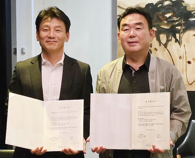 공급 계약 체결식에서 네오위즈 배태근 대표(왼쪽)와 강원랜드 최철규 대표이사가 사진 촬영을 하고 있다. 사진 제공 : 네오위즈