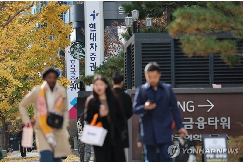 국내 18개 증권사가 4일부터 미국 등 해외주식 주간거래를 재개한다. 사진=여의도증권가, 연합뉴스