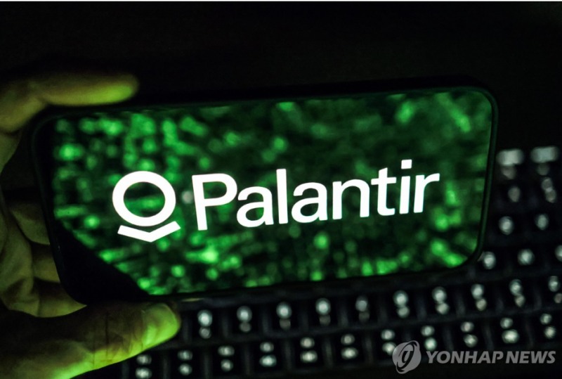 오픈AI의 경쟁사인 팔란티어가 3분기 예상을 웃도는 실적을 발표하며 시총이 700조원으로 삼성전자 시총(657조원)을 넘어섰다. 사진=EPA, 연합뉴스