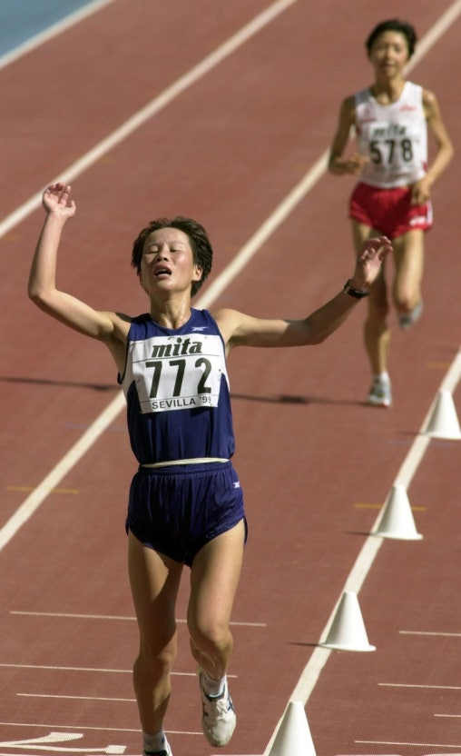 1999년 스페인 세비야 세계육상선수권대회 여자 마라톤에서 북한 육상 사상 첫 금메달을 획득한 정성옥
