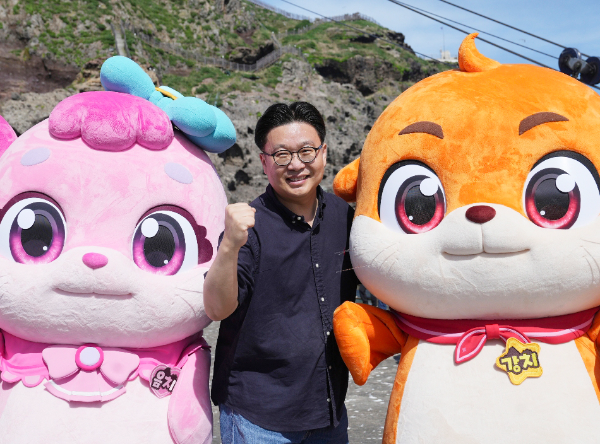 '강치 아일랜드'에 등장하는 캐릭터와 서경덕 교수가 독도에서 포즈를 취한 장면