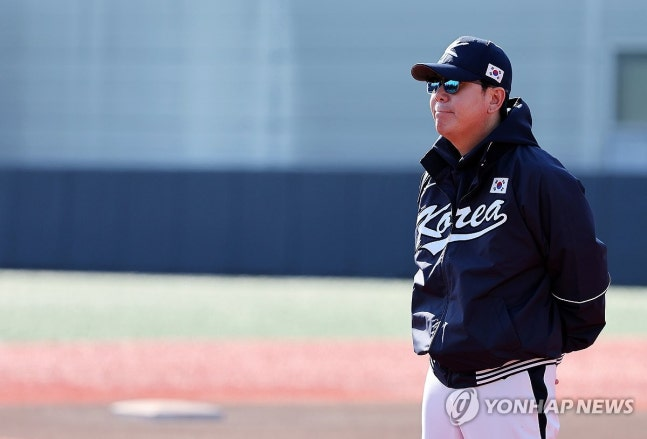 훈련 지켜보는 류지현 감독 / 사진=연합뉴스