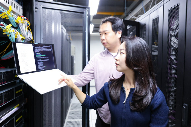 LG유플러스가 아마존웹서비스(AWS)와 손잡고 스스로 추론하는 AI를 활용해 복잡한 클라우드 네이티브 네트워크 소프트웨어를 자동으로 설치하는 기술을 개발했다고 4일 밝혔다. 사진은 LG유플러스 직원들이 Agentic AI를 활용해 클라우드 네이티브 네트워크 소프트웨어를 설치하는 모습. ⓒ LG유플러스