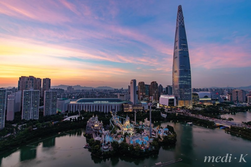 Lotte World Tower on the right, Lotte World in the center, and the panoramic view of Seokchonhosu Lake encircling the area (Photo provided by VISIT KOREA)
