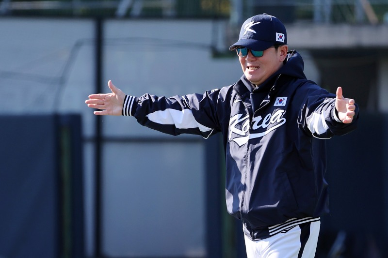 훈련 지휘하는 류지현 감독. 사진=연합뉴스