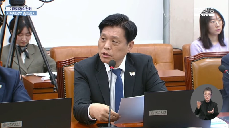 기획재정부 종합감사에서 게임 및 음악 분야 세액공제에 대해 질의 중인 더불어민주당 조승래 의원(출처=NATV 국회방송 유튜브).