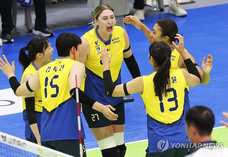 기뻐하는 현대건설 선수들 / 사진=연합뉴스