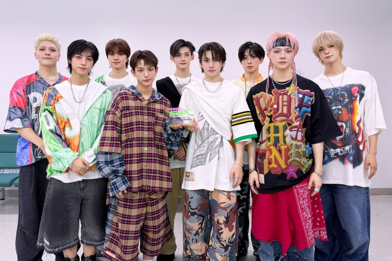 ‘더쇼’ &TEAM, 韓 음악방송 첫 1위…K-팝 본진서 맹활약