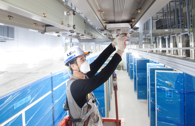 LS전선 직원이 버스덕트를 설치하는 모습 ⓒLS전선