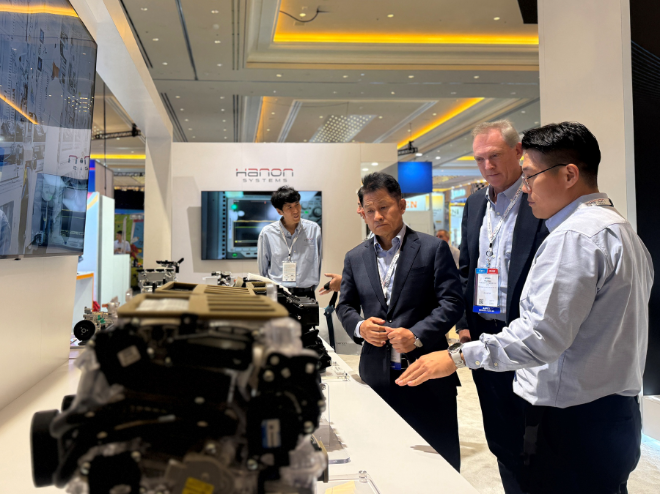 4일(현지 시간) 미국 라스베이거스에서 세계 최대 자동차 애프터마켓(제3자 부품 시장) 전시회 'AAPEX 2025'가 개막한 가운데 이수일 한온시스템 대표이사(오른쪽 세 번째)가 현장을 둘러보고 있다. ⓒ한온시스템