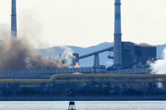 지난 2월 25일 오전 9시 45분께 경북 포항시 남구 포스코 포항제철소 2코크스공장에서 불꽃과 함께 검은 연기가 나고 있다.회사 측은 가스관리 설비 고장으로 방산작업(부생가스를 일시에 밖으로 태워서 내보내는 작업)을 하는 과정에서 불꽃과 연기가 났을 뿐 화재는 아니라고 밝혔다. / 연합뉴스