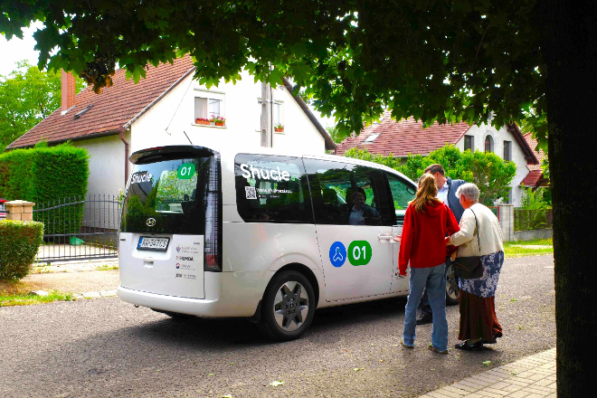 헝가리 괴될뢰시에 거주하는 주민이 현대자동차·기아가 지난 8월부터 10월까지 시범 운영한 수요 응답형 교통(DRT) '셔클'을 이용하는 모습 ⓒ현대차·기아