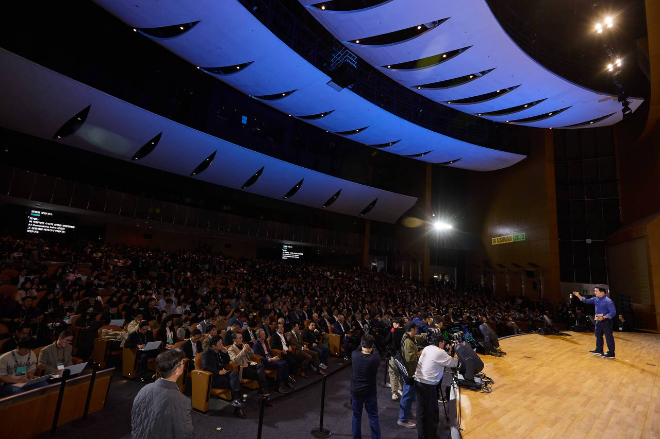 지난 3일 서울 강남구 코엑스에서 최태원 SK그룹 회장의 SK AI 서밋 기조 연설이 진행된 가운데 청중들로 객석이 들어찬 모습 ⓒSK그룹