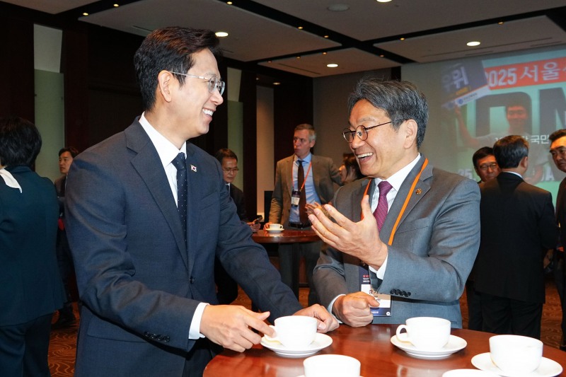 ‘제10회 서울미래컨퍼런스’에 참석해 배경훈 과학기술정보통신부 장관과 대화를 나누고 있는 강기정 광주광역시장 (사진제공=광주광역시)
