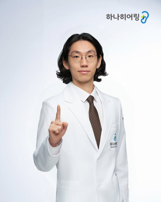 식당·카페에서 대화가 어려운 노인성 난청 방치하면 뇌도 퇴행