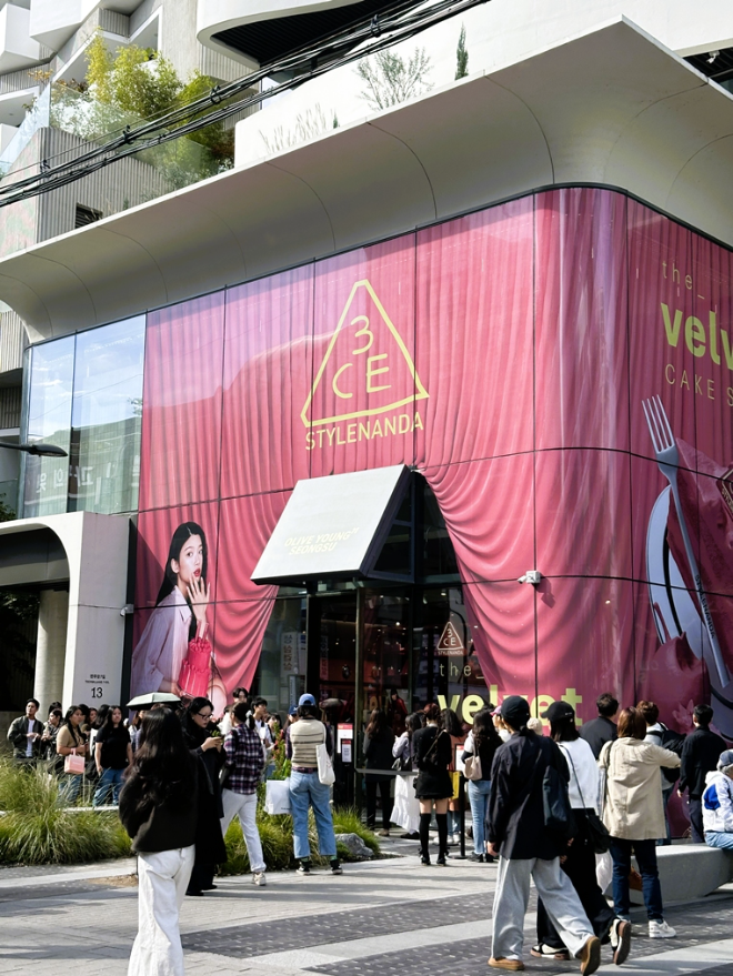 3CE(쓰리씨이)는 신제품 ‘벨벳 립 틴트 플러쉬’ 론칭을 기념해 지난 10월 22일부터 11월 3일까지 올리브영 N 성수에서 운영한 ‘벨벳 케이크 샵’ 팝업스토어를 성황리에 마무리했다.