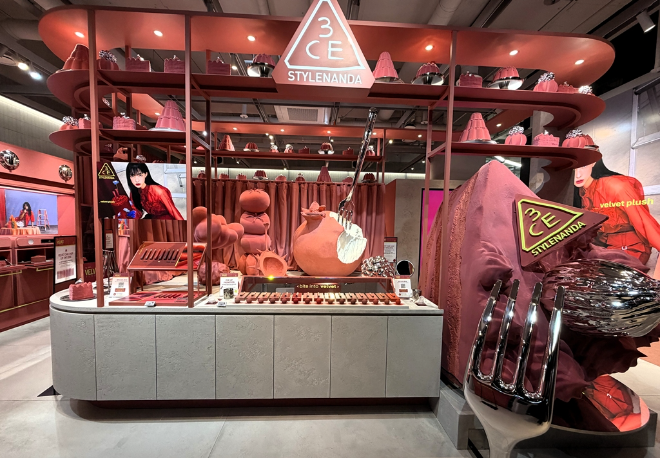 3CE(쓰리씨이)가 신제품 ‘벨벳 립 틴트 플러쉬’ 출시를 기념해 10월 22일부터 11월 3일까지 올리브영 N 성수점에서 운영한 ‘벨벳 케이크 샵’ 팝업스토어를 성황리에 마무리했다.