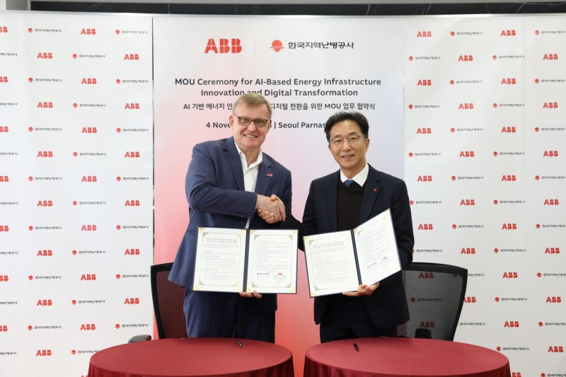 한국지역난방공사 김학균 플랜트기술처장(오른쪽)과 ABB社 앤더스 마테센 아시아 총괄대표(왼쪽)가 업무협약 체결