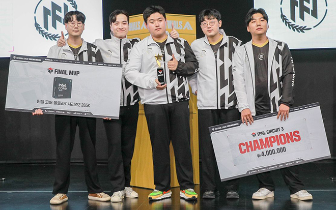 '더 파이널스 코리아 내셔널 리그 서킷3'에서 우승한 'FN 이스포츠' 팀이 기념촬영을 하고 있다. 사진 제공 : 넥슨