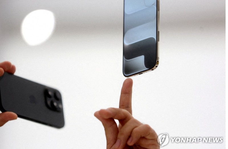 애플은 5일(현지시간) 아이폰 음성비서 '시리'에 구글의 AI 모델을 사용하면서 10억달러를 댓가로 지불키로 최종 결정한 것으로 알려졌다. 사진=로이터통신, 연합뉴스