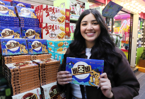 오리온 '비쵸비 국립중앙박물관 에디션'을 구매하는 외국인 관광객 이미지 ⓒ 오리온