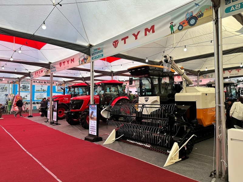 TYM이 국내 농기계 업계 최초로 선보인 보통형 콤바인 ‘TH1200’ (사진제공: TYM)