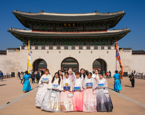 롯데웰푸드 _빼빼로 Agent P(에이전트 피) 활동 인원이 경복궁을 방문해 기념 촬영을 하고 있다. ⓒ 롯데웰푸드