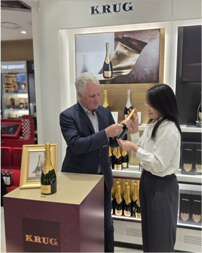 지난 5일 신라면세점 인천공항점 샴페인 특화 매장에서 올리비에 크룩이 사인 행사를 진행하고 있다. ⓒ호텔신라